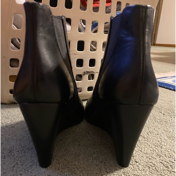 Beautiful ANN TAYLOR LEATHER BLACK BOOTIES BRAND NEW - Picture 5 of 7